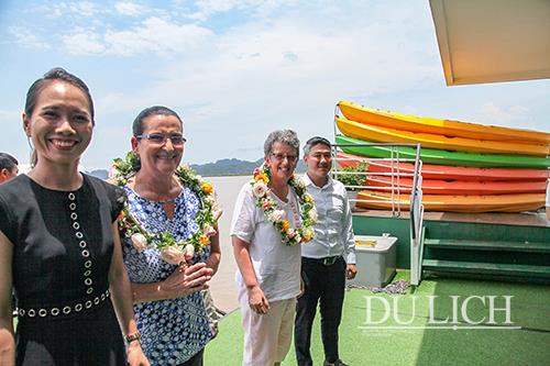 Bà Lynne Ryan và bà Louise Ellings được chào đón nồng hậu trên tàu ERACRUISE